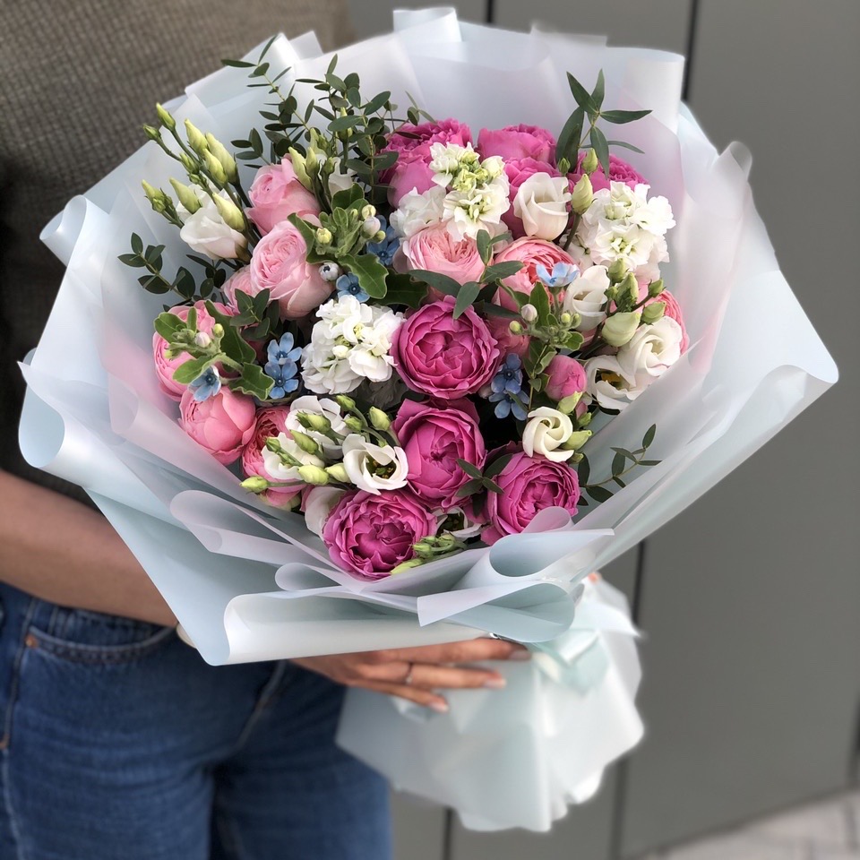 Букет Келли Стандарт из пионовидных кустовых роз, маттиолы, эустомы и оксипеталума