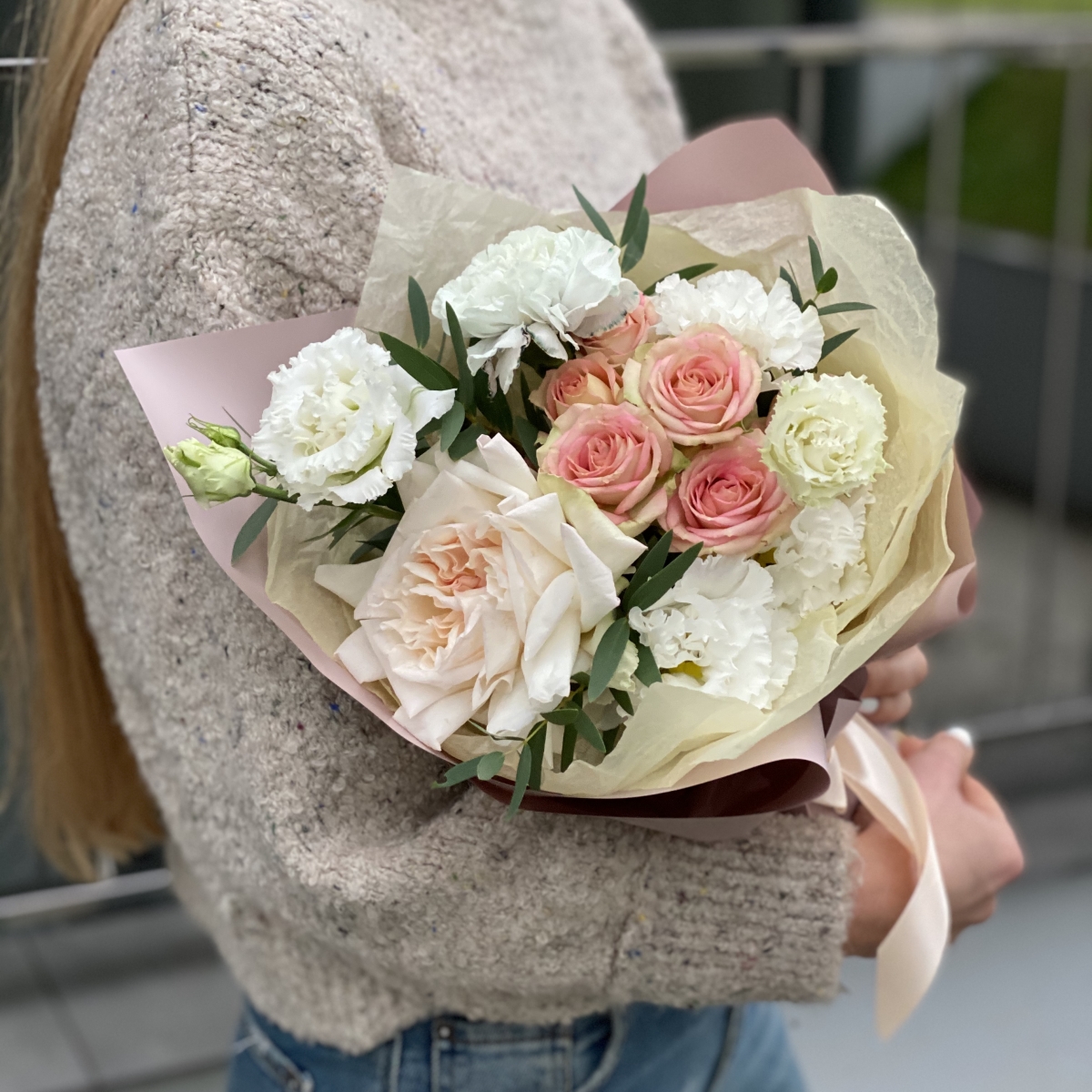 Букет из кустовой розы, эустомы и диантуса Винтажное кружево