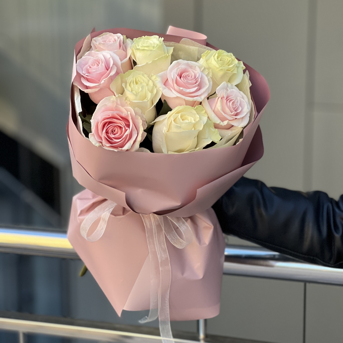 Букет Танго из 9 белых и розовых роз