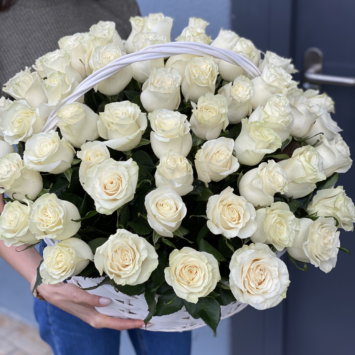 Корзина Аваланж из 65 белых роз