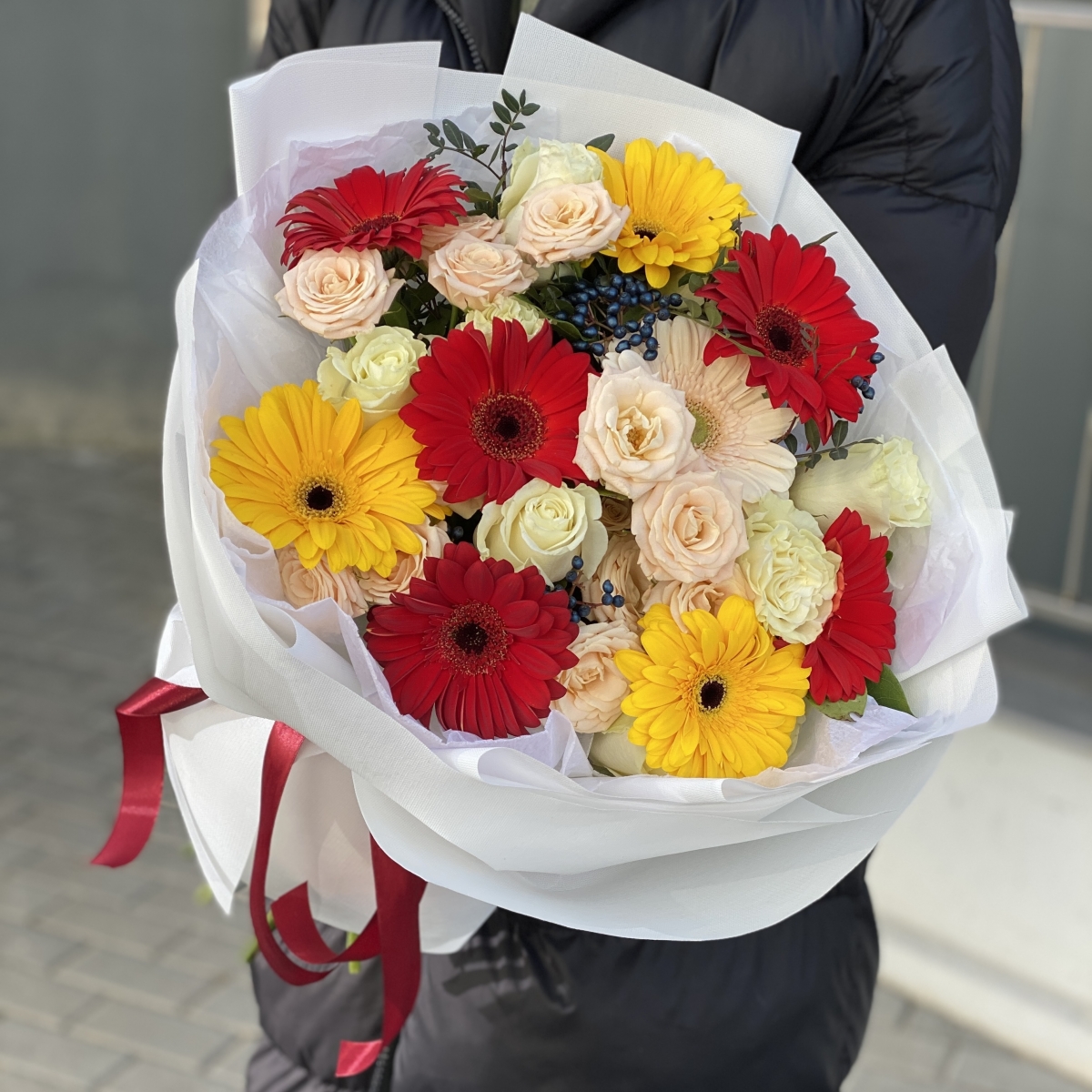 Букет Карнавал из гербер, одноголовой и кустовой розы