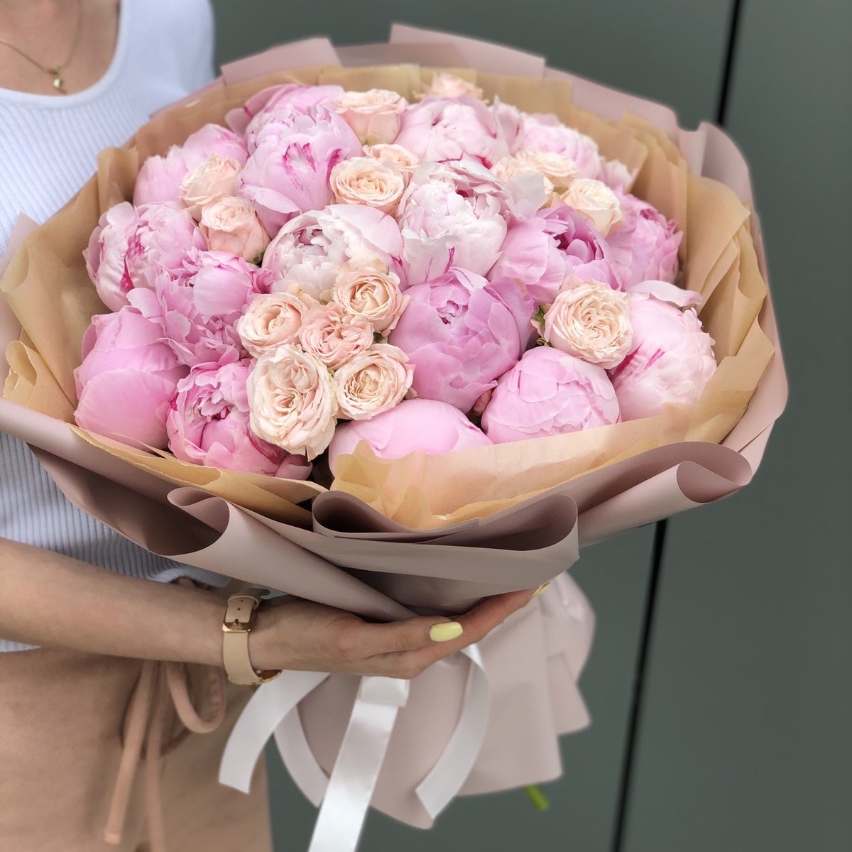 Букет из пионов и кустовых роз Римма